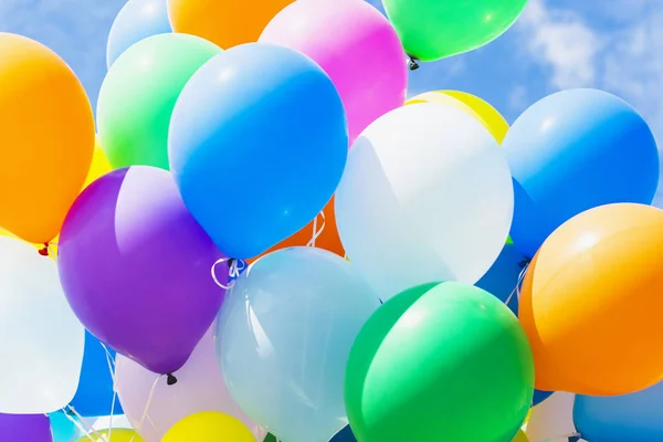 Πολύχρωμα μπαλόνια-γενέθλια, εορτασμός και κόμμα διακόσμηση αντίληψη. Εικόνα Αρχείου