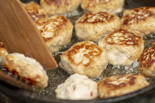 Νόστιμα, ευωδιαστά υγιεινά φιλέτα κρέας κοτόπουλου με μπαχαρικά τηγανίζεται σε ένα τηγάνι στο πετρέλαιο. Φωτογραφία Αρχείου