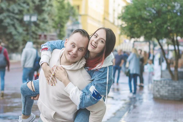 Feliz amante joven pareja - chica y chico en un paseo Soleado día de verano . — Foto de Stock