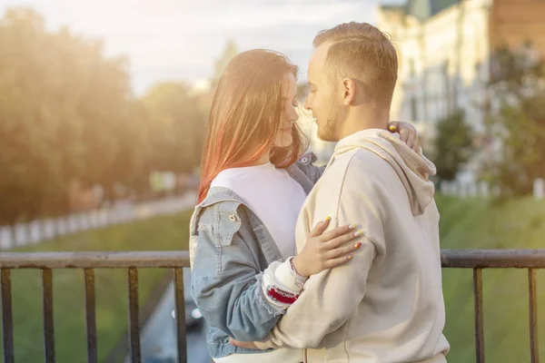 Un jeune couple heureux et aimant une fille et un mec embrassant doucement une journée d'été ensoleillée dehors pour une promenade . — Photo