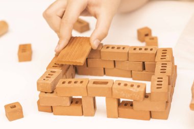 Küçük tuğla bloklar, beyaz arka plan üzerinde çocuk gelişimi için oyuncak İnşaatı.