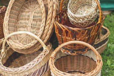 Satılık sokakta ürünler ve sebze ve meyve için Hasır sepetler. Çeşitli -likte. Sıfır atık. Eko.