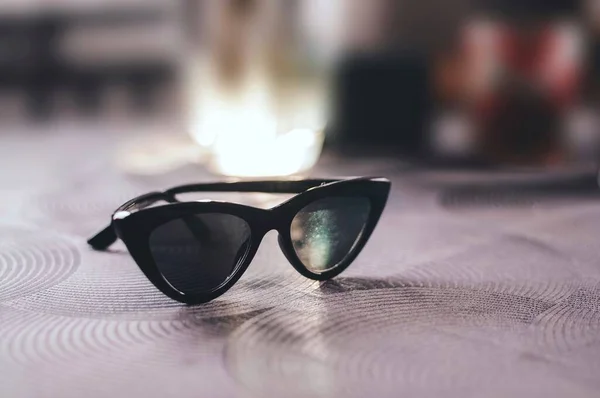 眼镜放在桌子上的太阳镜 — 图库照片