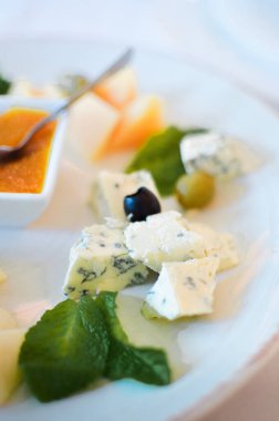 Tabaktaki peynir gibi.