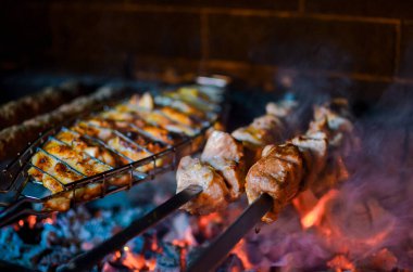 Tabaktaki peynir gibi.