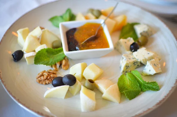 Tabaktaki peynir gibi.