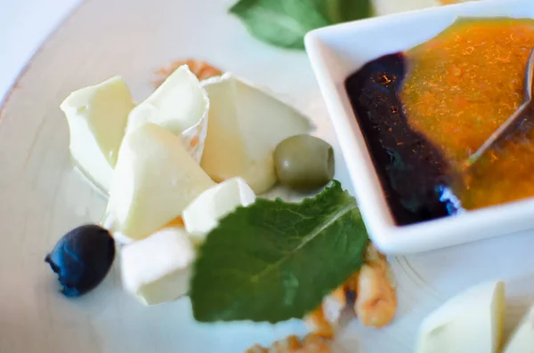 Tabaktaki peynir gibi.