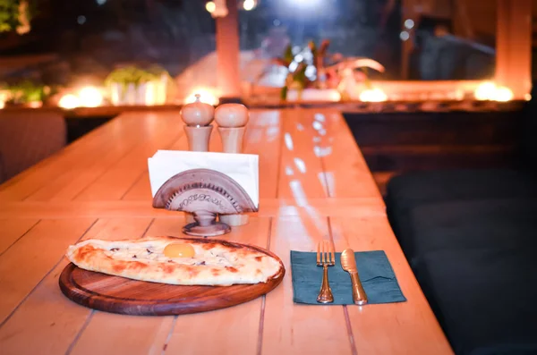 Tabaktaki peynir gibi.