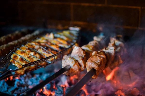 Tabaktaki peynir gibi.