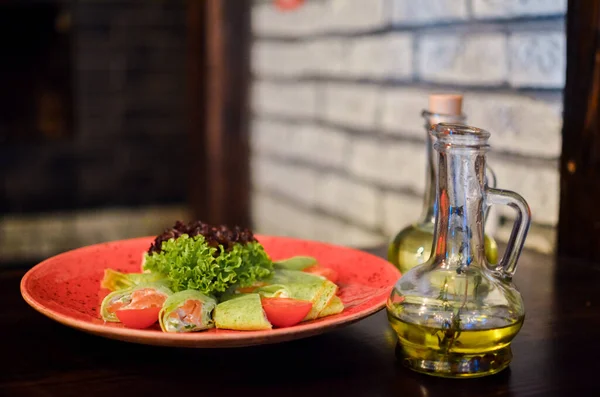 Tabaktaki peynir gibi.