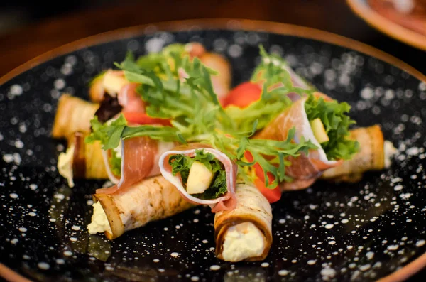 Tabaktaki peynir gibi.