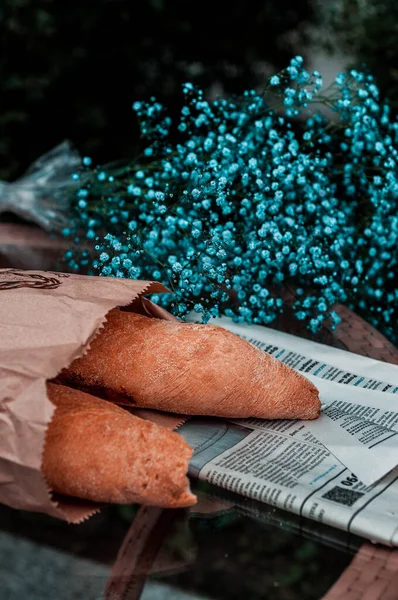 Bardaklar restoranda masanın üstünde.