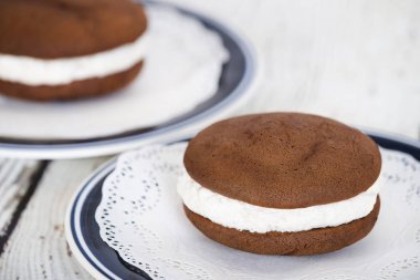 Whoopie pasta ya da kek, çikolatalı kek krem buzlanma ile dolu tatlı