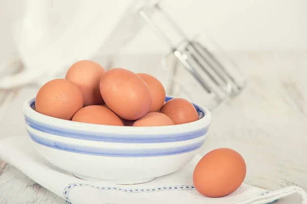 Grille Libre Oeufs Bruns Dans Bol Blanc Bleu Sur Table — Photo