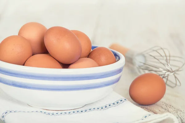 Sans Cage Oeufs Bruns Dans Bol Blanc Bleu Sur Table — Photo