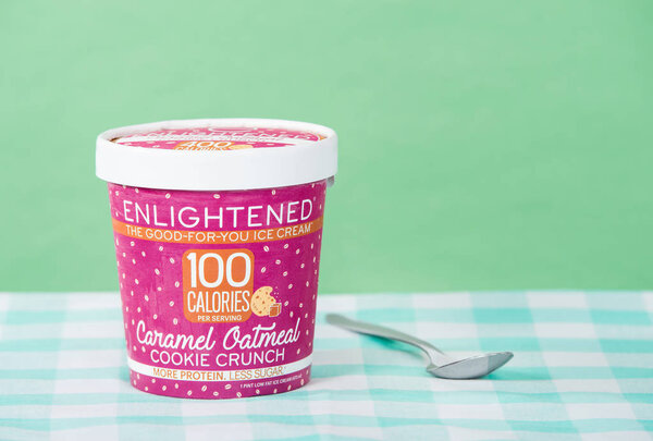 Даллас, Техас - 22 мая 2018 года: кусочек просветленного, с высоким содержанием белка и клетчатки, низким содержанием сахара, мороженого, во флаконе карамельной овсянки.
. 