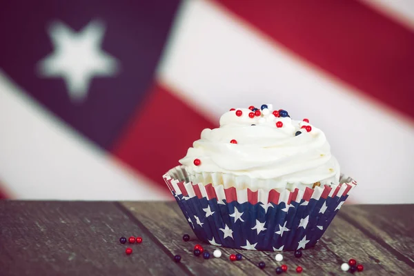 Patriotiska 4 juli eller Memorial Day hyllning cupcake — Stockfoto