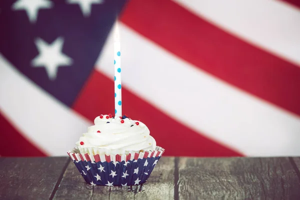 Patriótico Julio Celebración Cupcake Con Una Vela Bandera Americana Fondo —  Fotos de Stock