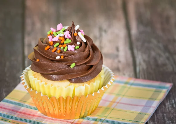 Cupcake Decorado Com Cobertura Chocolate Cremoso Polvilhas Rústico Mesa Madeira — Fotografia de Stock