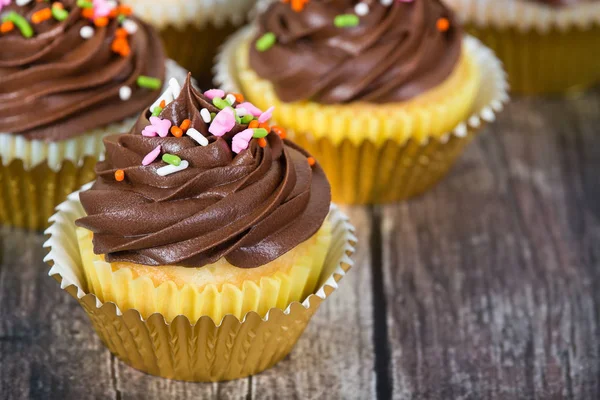 Cupcake Decorati Con Glassa Cremosa Cioccolato Spruzzi Tavolo Legno Rustico — Foto Stock