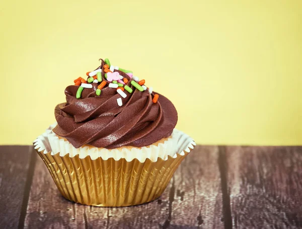 Cupcake Decorado Com Cobertura Chocolate Cremoso Polvilha Mesa Madeira Rústica — Fotografia de Stock