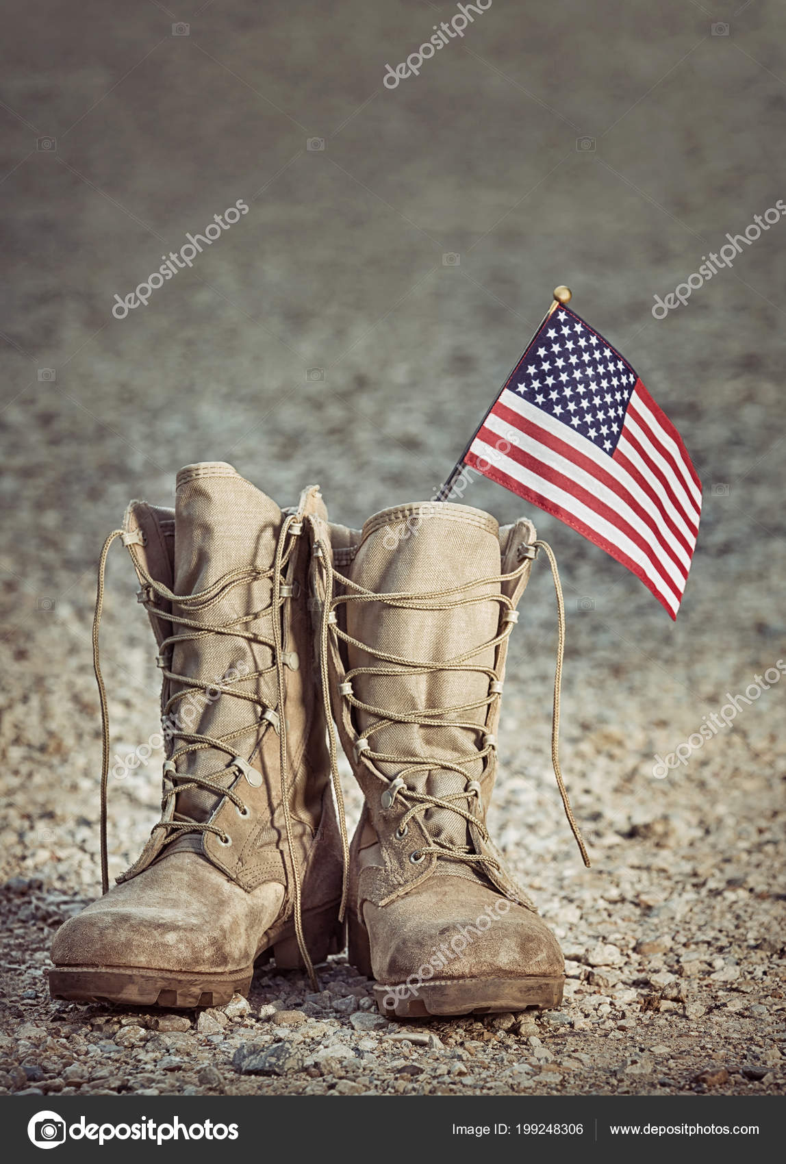 Bandera Estadounidense Botas Militares Estadounidenses Botas Combate  Militares Viejas Con Bandera Americana Fondo Grava, image size:1148x1700