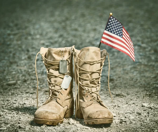 Botas Combate Militares Viejas Con Bandera Americana Placas Identificación Fondo —  Fotos de Stock