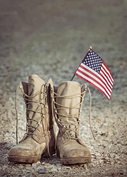 Gamla Militära Bekämpa Stövlar Med Den Amerikanska Flaggan Stenig Grus — Stockfoto