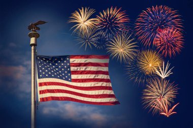 Amerikan bayrağı sallayarak koyu mavi gece gökyüzüne karşı ile Festival havai fişek. 4 Temmuz kutlamaları için kavram.