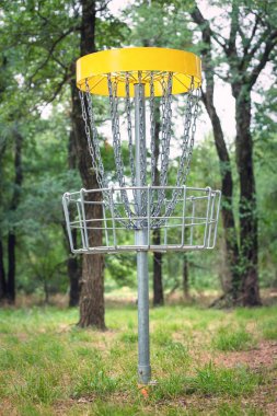 Ağaçlar ormanlık Park çevrili disk golf hedef sepeti