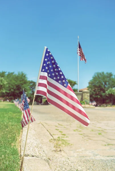 Fila Bandeiras Americanas Exibidas Lado Rua Homenagem Julho Bairro Texas — Fotografia de Stock