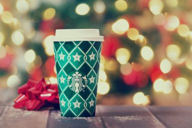 Dallas, Tx - 5 Kasım 2018: yeni tasarlanmış 2018 tatil kadehte servis Starbucks popüler tatil yiyecek, içecek. Şenlikli Tatil Noel ışıkları arka plan.
