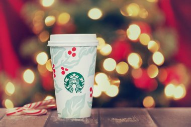 Dallas, Tx - 5 Kasım 2018: yeni tasarlanmış 2018 tatil kadehte servis Starbucks popüler tatil yiyecek, içecek. Baston şekerler ile rustik tabloda görüntülenen. Neşeli Noel ışıkları arka plan.