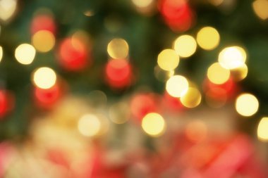 Dışarı-in odak tatil bokeh arka plan. Noel hediyeleri ağacın altında yakın çekim.
