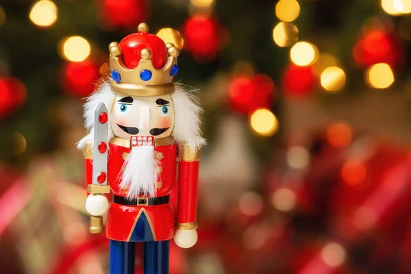 背景のボケ味のクリスマス ツリーとクリスマスをくるみ割り人形 — ストック写真