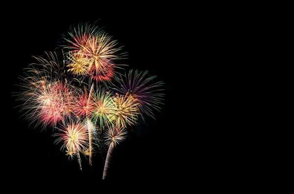 Feestelijke vuurwerk display verlicht over nachtelijke hemel — Stockfoto