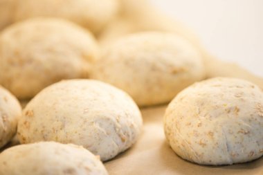 fırın tepsisine yükselen yulaf ekmek buns