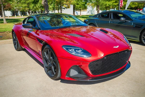 Vermelho Aston Martin DBS Superleggera carro esporte — Fotografia de Stock