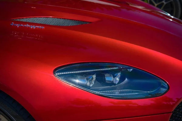 Detalles de un faro rojo Aston Martin DBS Superleggera sports — Foto de Stock