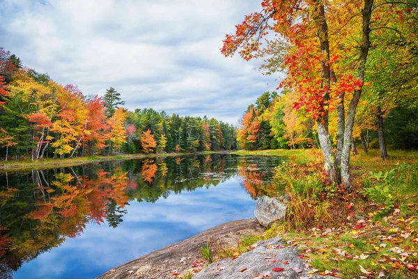 Sonbahar yeşillik renkleri New England 'daki durgun göl suyuna yansıyor — Stok fotoğraf
