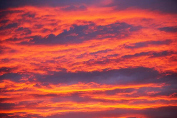 Dramático Pôr Sol Vermelho Vívido Laranja Amarelo Nuvens Coloridas — Fotografia de Stock