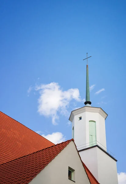 Věž Krásného Bílého Luteránského Kostela Finsku Jasně Modrá Obloha Bílé — Stock fotografie