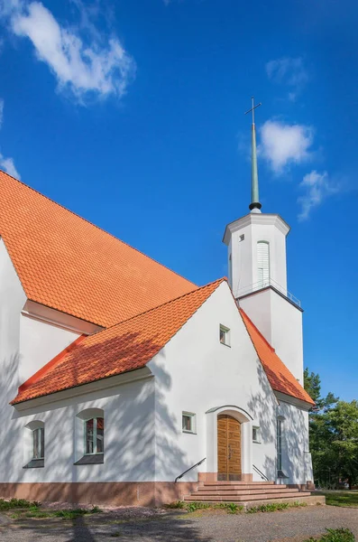 Entrada Uma Bela Igreja Luterana Branca Finlândia Rural Céu Azul — Fotografia de Stock