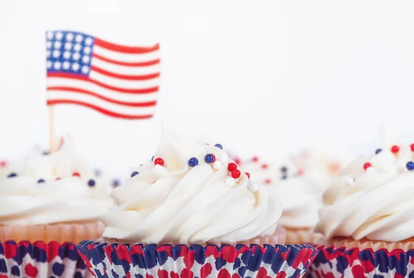 7月4日や記念の日の愛国的なお祝いのカップケーキは 青をテーマにスプリンクル 背景にアメリカ国旗 コピースペース — ストック写真