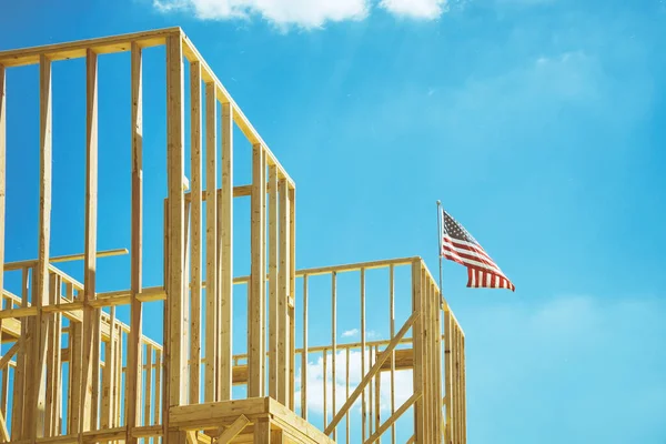 Bandera Americana Ondeando Viento Parte Superior Marco Casa Construcción Cielo — Foto de Stock