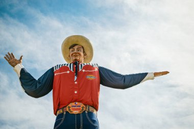 Dallas, Teksas - 17 Ekim 2019: Big Tex heykelinin yakını. Simge Teksas Fuarı 'na gelen ziyaretçileri selamlıyor ve ellerini sallıyor..