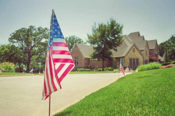 Bandeiras Americanas Exibidas Lado Rua Homenagem Julho Bairro Texas — Fotografia de Stock