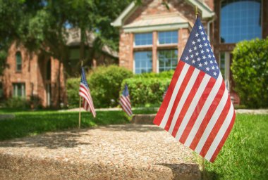 4 Temmuz onuruna bir güney evinin önünde Amerikan bayrakları sergilendi.