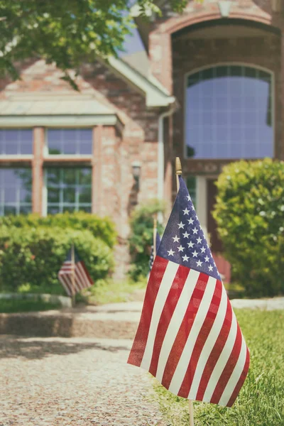 Amerikai Zászlók Egy Déli Ház Előtt Július Tiszteletére — Stock Fotó