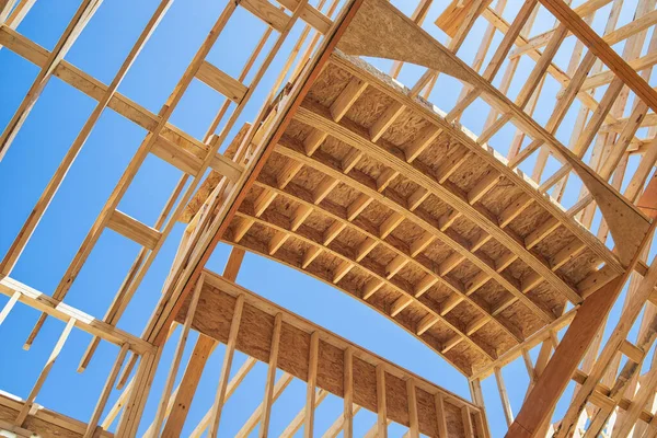 Nieuwbouw Huis Inlijsten Tegen Blauwe Lucht Plafond Frame Boog Structuur — Stockfoto